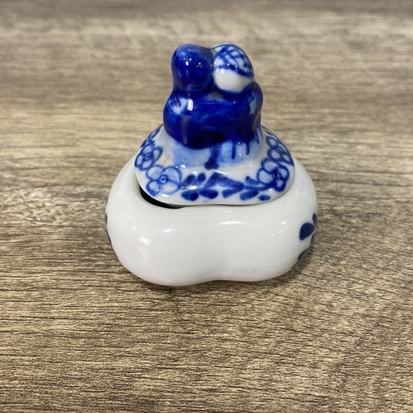 Vintage Porcelain Heart Trinket Box Blue and White - Picture 3 of 6